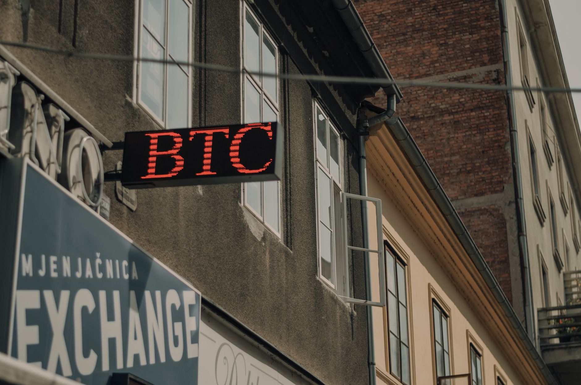EU Sanctions HTX Crypto Exchange, Expanding Crackdown on Russia-Related Crypto Services