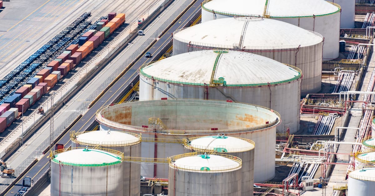 Oil Markets Face Volatility Amid Strait of Hormuz, Red Sea Threats