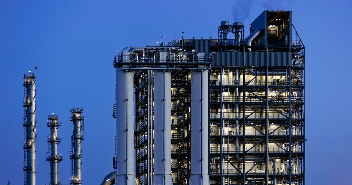 Oil Prices Surge on Intensified US-Iran Strikes in Strait of Hormuz
