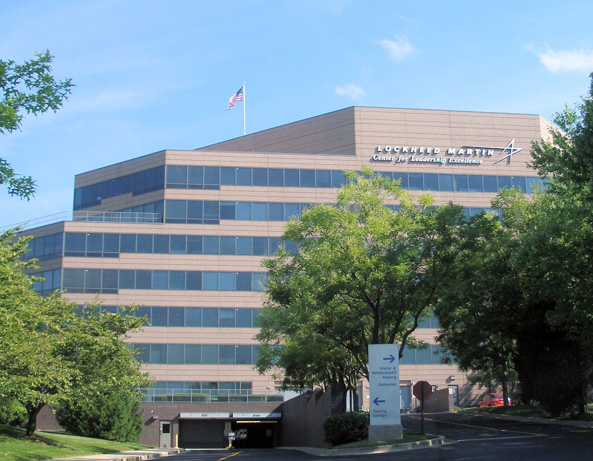 Iran War Impact: U.S. Investors Eye Lockheed Martin ($LMT) and American Airlines ($AAL)