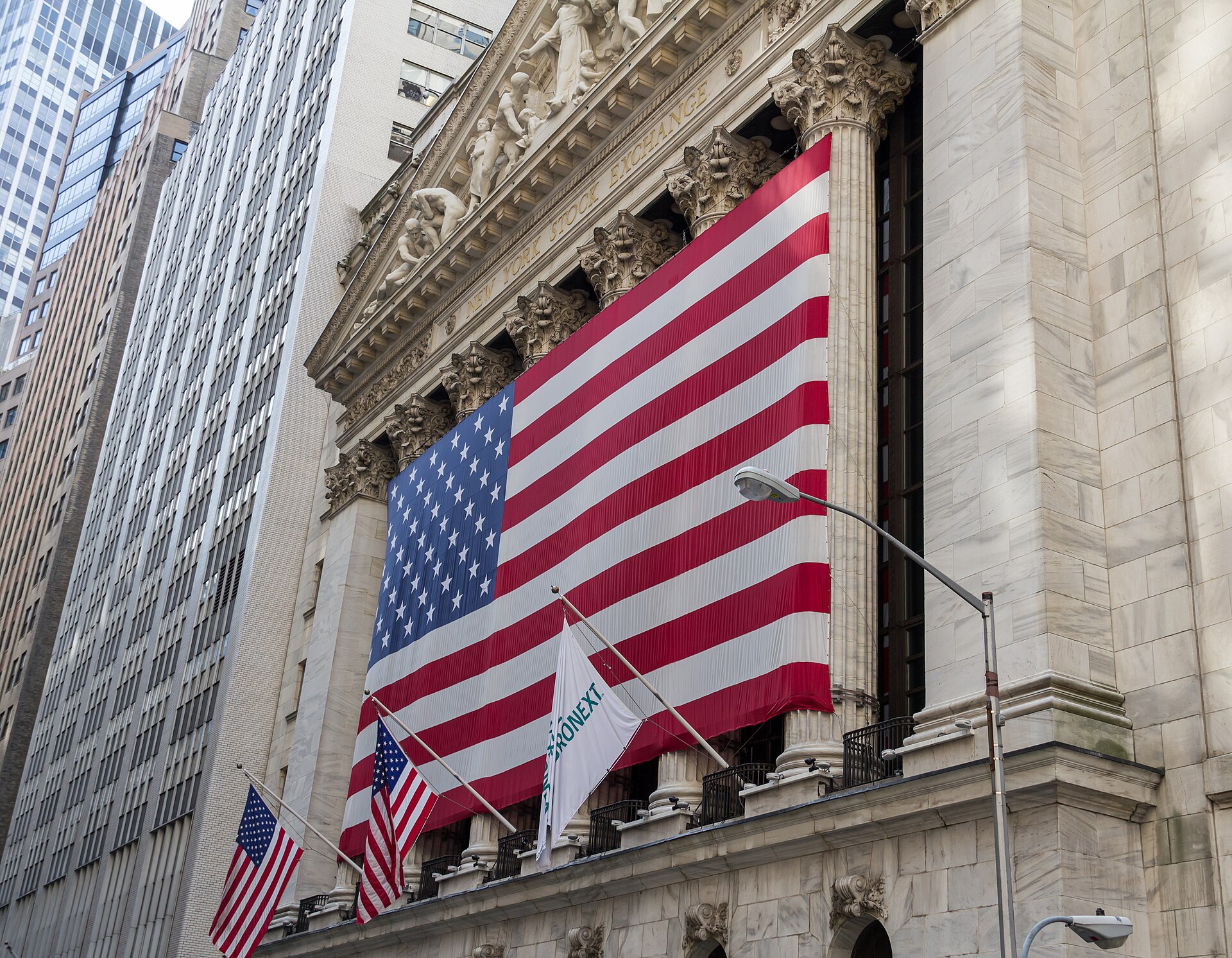 Oil Price Decline Boosts U.S. Stocks and Bonds Amid Inflation Relief