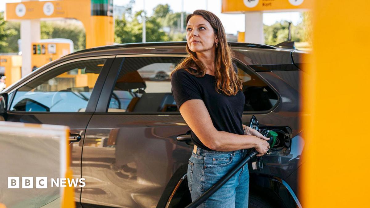 UK fuel prices climb as oil returns to $100 per barrel